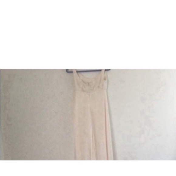 Anne Barge 100% Silk ivory formal gown Size 4
White beaded top
Silk chiffon - Picture 4 of 5